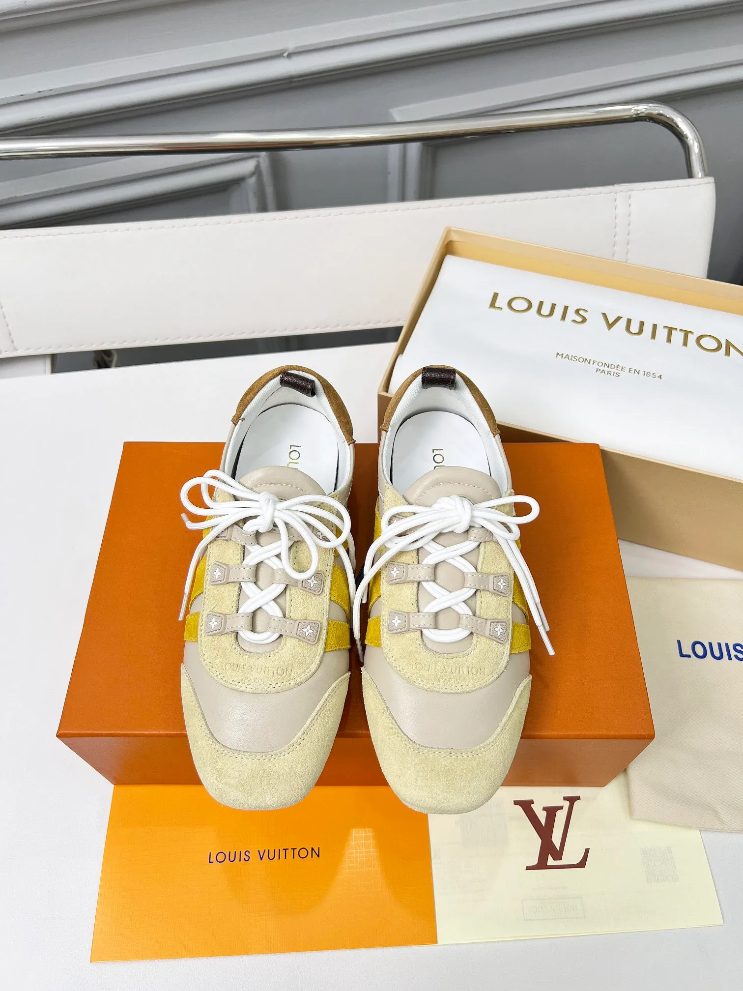👟👟Ex-factory price 600👟👟 LV Sneakerina ballet-style sneakers are made of soft sheepskin and suede cow leather trimmings, and Monogram canvas is used to write the LV letters on the side, combining the light structure of ballet shoes with the comfortable texture of sneakers. Sacchetto craftsmanship and an injection-molded outsole complete the package, allowing for flexibility in a variety of looks. Code number: 35~41, colors are being updated...